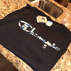 Men’s blue/black camo champion shirt XL